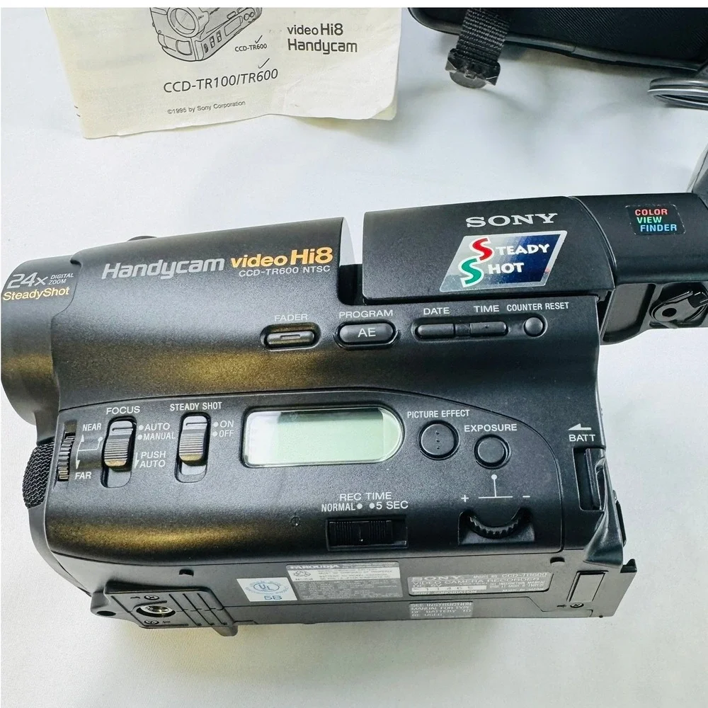 Sony Handycam Video Hi8 CCD-TR600 Camcorder 24x Zoom SteadyShot Bundle Case